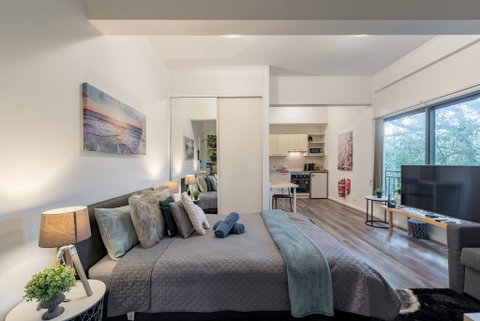 Spacious Studio 2mins To Station&Shopping Sleeps4 B - Accommodation Main Beach 3