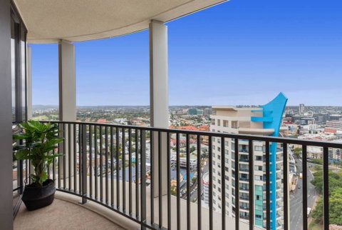 SPIRE - Fast Internet Monthly Stays W Carpark - Accommodation Main Beach 3