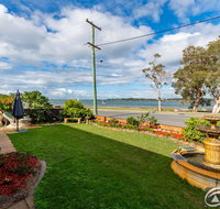 Spoil yourself with the perfect position of this first floor Unit - Accommodation Main Beach
