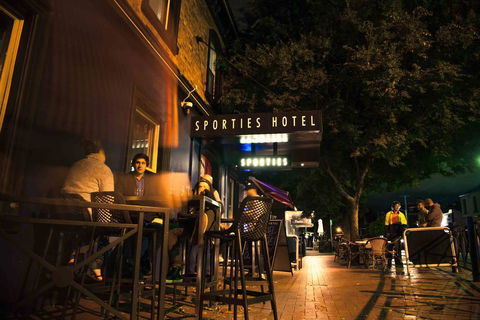 Sporties Hotel - Accommodation Main Beach 1