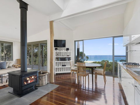 Spring House - Accommodation Main Beach 2