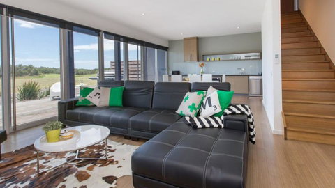 ST ANDREWS BEACH APARTMENT 4.01 - Accommodation Main Beach 0
