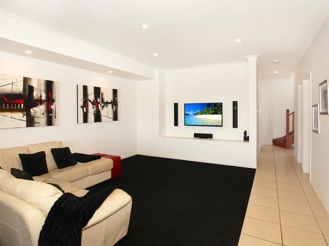 St Lucia 11 - 4 BDRM Canal Home With Pool - Accommodation Main Beach 2