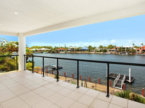 St Lucia 11 - 4 BDRM Canal Home With Pool - Accommodation Main Beach 3