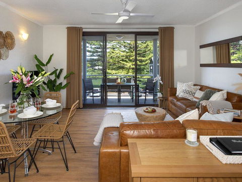 St Tropez Beachside Luxe - Accommodation Main Beach 1