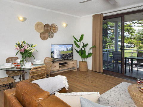 St Tropez Beachside Luxe - Accommodation Main Beach 0