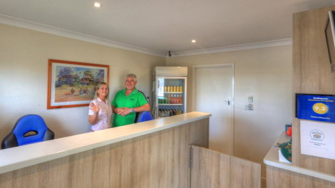 Starline Motor Inn - Accommodation Main Beach 2
