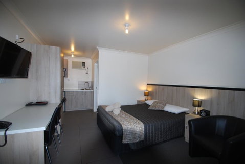 Starline Motor Inn - Accommodation Main Beach 3