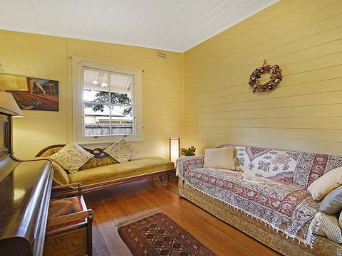 Station Masters Cottage - Classic Quaint & Nostalgia - Accommodation Main Beach 2