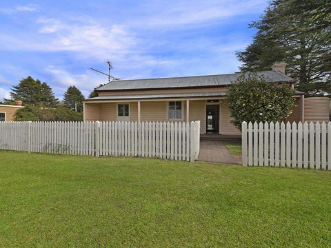 Station Masters Cottage - Classic Quaint & Nostalgia - Accommodation Main Beach 0