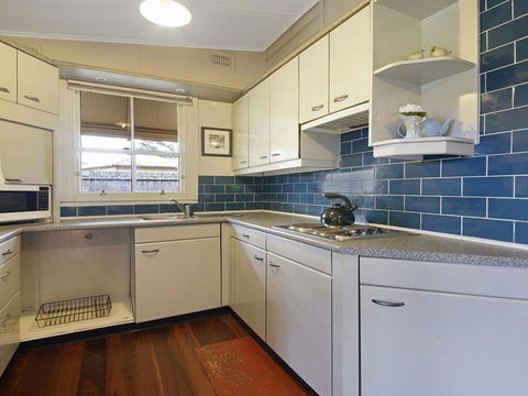 Station Masters Cottage - Classic Quaint & Nostalgia - Accommodation Main Beach 1