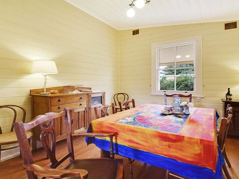 Station Masters Cottage - Classic Quaint & Nostalgia - Accommodation Main Beach 3