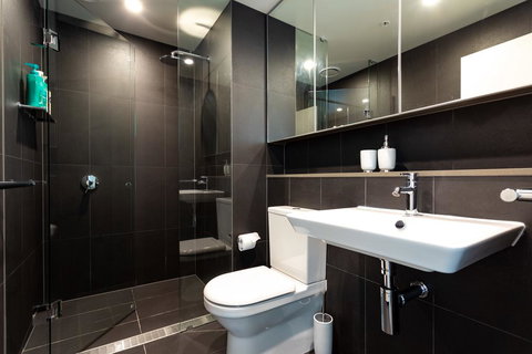 STAY&CO Docklands - Accommodation Main Beach 2