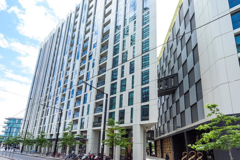 STAY&CO Docklands - Accommodation Main Beach 3