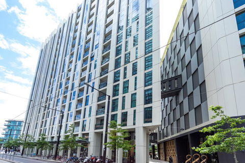 STAY&CO Docklands - Accommodation Main Beach 3