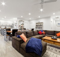 StayCentral - Rosanna Luxurious Mansion - Accommodation Main Beach
