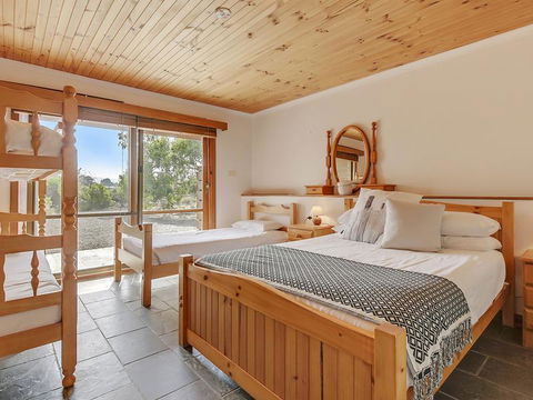 Steeles Island Retreat - Accommodation Main Beach 2