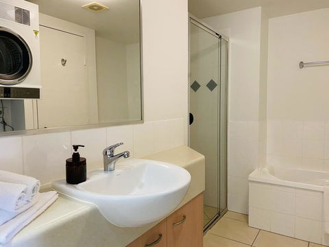 Steps From Mudjimba Beach 3 BR Apt Sunshine Coast With WIFI,Pool,Parking - Accommodation Main Beach 2