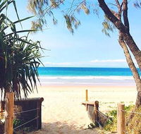Steps from Mudjimba Beach 3 BR Apt Sunshine Coast with WIFIPoolParking - Accommodation Main Beach