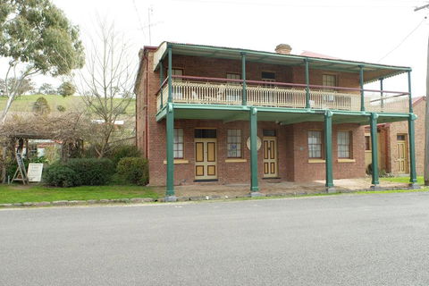 Stoke House - Accommodation Main Beach 2