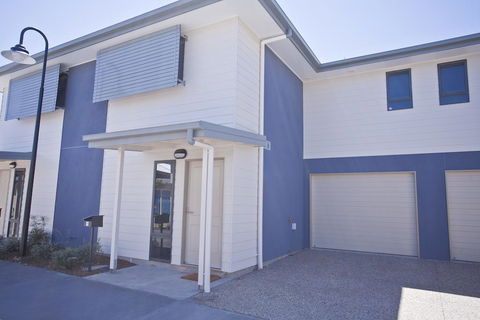 Stonewood Villas - Accommodation Main Beach 2