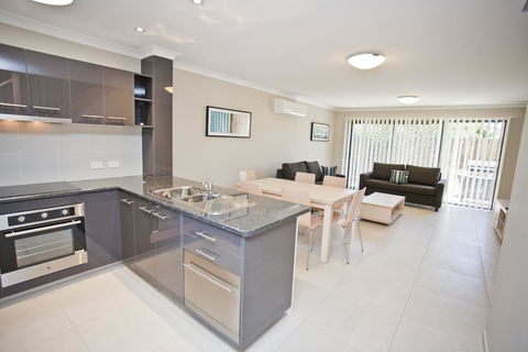 Stonewood Villas - Accommodation Main Beach 0