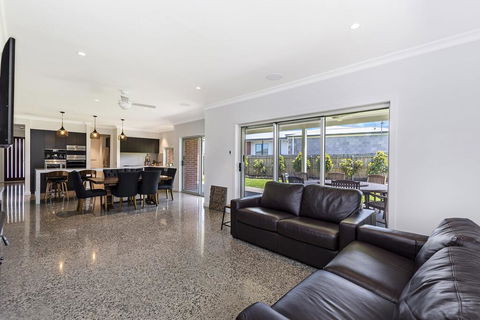 Stoney's On MIlls - Accommodation Main Beach 2