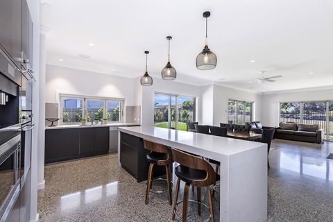 Stoney's On MIlls - Accommodation Main Beach 0