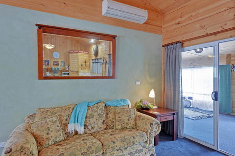 Stony Rise Cottage B&B - Accommodation Main Beach 2
