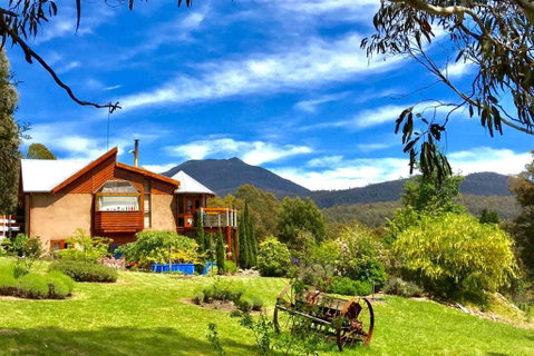 STUNNING HOME WITH AMAZING VIEWS - Just 20 Mins To The City And Only 10 To MONA! - Accommodation Main Beach 1