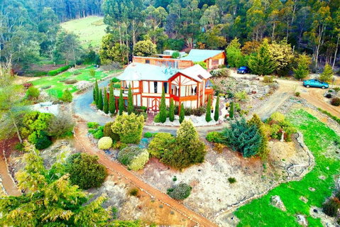 STUNNING HOME WITH AMAZING VIEWS - Just 20 Mins To The City And Only 10 To MONA! - Accommodation Main Beach 2