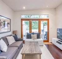 Stunning Townhouse- Quiet Street Close to CBD - Accommodation Main Beach