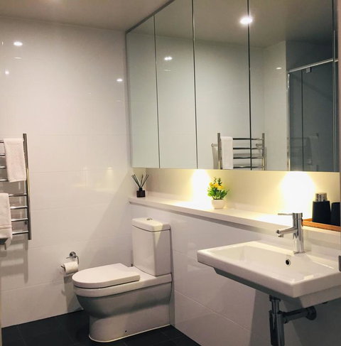 Stylish 2BR With Stunning Views - Sydney Olympic Park - Accommodation Main Beach 3