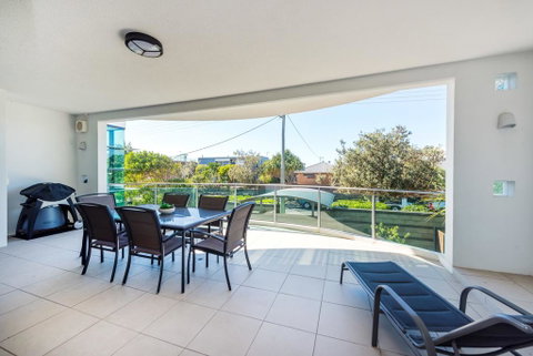 Stylish Beach Side Apartment - Unit 5 - 33 Lorikeet Drive - Accommodation Main Beach 1