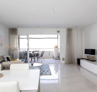 Stylish Executive Apartment With Balcony - Accommodation Main Beach