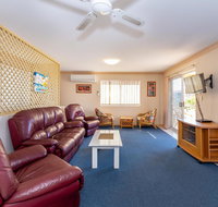 Stylish Unit Opposite Foreshore - Sylvan Beach Esp Bellara - Accommodation Main Beach
