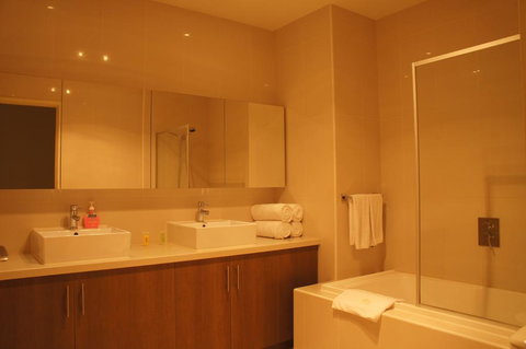 Summer Inn Holiday Apartments - Accommodation Main Beach 3