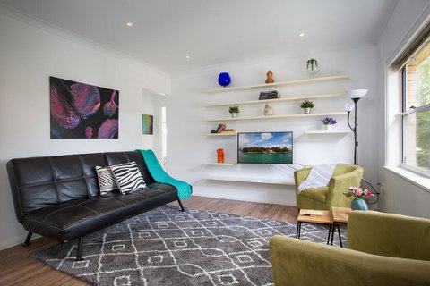 Sun-Drenched Apartment In A Peaceful Location - Accommodation Main Beach 0