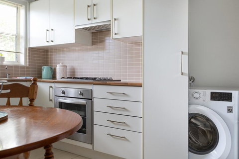 Sun-Drenched Apartment In A Peaceful Location - Accommodation Main Beach 2