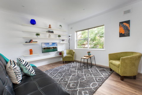 Sun-Drenched Apartment In A Peaceful Location - Accommodation Main Beach 1