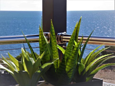 Sunset Cove Beach House - Accommodation Main Beach 2