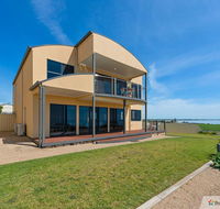 Sunset Cove Beach House - Accommodation Main Beach