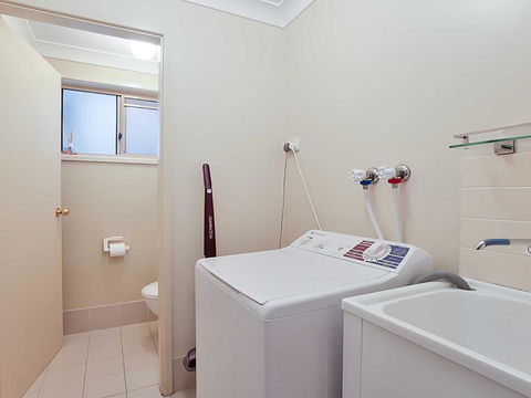 Sunset On Birubi' - Pet Friendly, Air Con, Water Views, WIFI And Outdoor Spa - Accommodation Main Beach 2