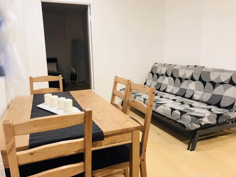 Sunset View 2 Bedroom Apt Next To Station - Accommodation Main Beach 1