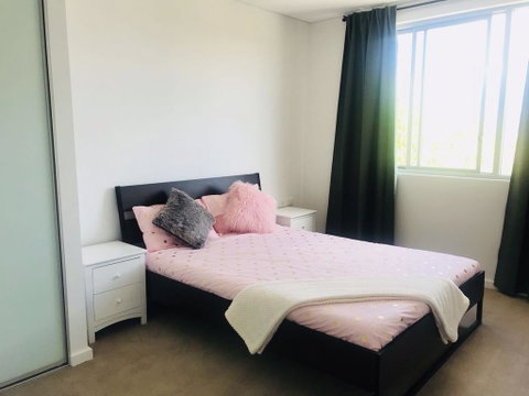 Sunset View 2 Bedroom Apt Next To Station - Accommodation Main Beach 2