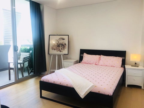 Sunset View 2 Bedroom Apt Next To Station - Accommodation Main Beach 0