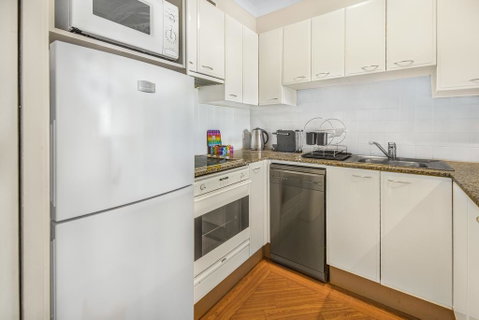 Super Convenient Apartment With Garden Views - Accommodation Main Beach 3