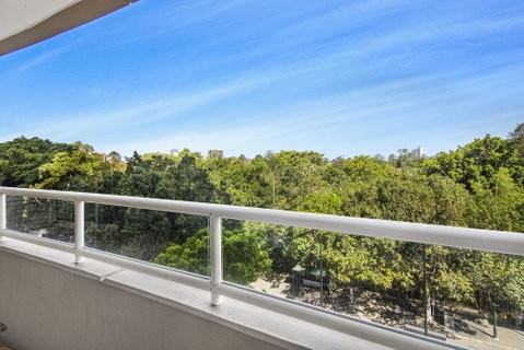 Super Convenient Apartment With Garden Views - Accommodation Main Beach 0