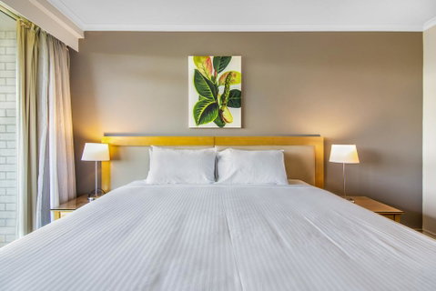 Super Convenient Apartment With Garden Views - Accommodation Main Beach 1