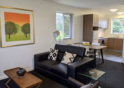 Superb 2 BR Apartment Minutes To CBD- Cen8 - Accommodation Main Beach 0
